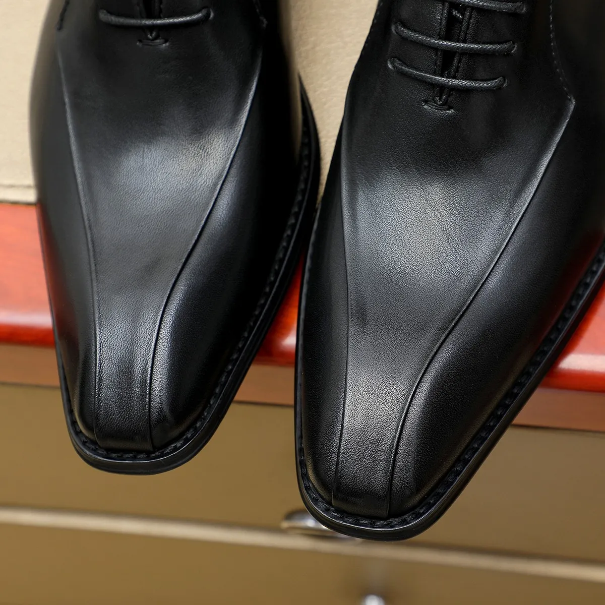 Men's shoes 💰580 💰 Louis Vuitton LV ® Autumn and Winter 🆕 models 🔛Full shoe counter First layer cowhide, 🐂Leather lined casual shoes for men, super soft outsole, essential for driving. Counter synchronization Original first layer cowhide Completely 1:1 mold customization 🌹Top version, 2 colors optional! Number: 38-45 (37.46. Customized)